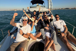 Dubai: Palm Jumeirah Yacht Tour with Refreshments