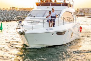 Tour privato in yacht a Dubai con nuoto, drink e opzione BBQ