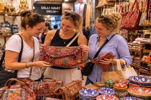 Personalized Delhi Shopping Tour with Female Guide & Lunch
