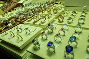 Traditional Souqs & Malls Shopping Tour with Pickup