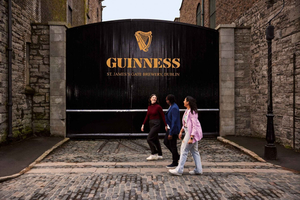 Dublín: Entrada a Guinness Storehouse y tour en autobús turístico con paradas libres
