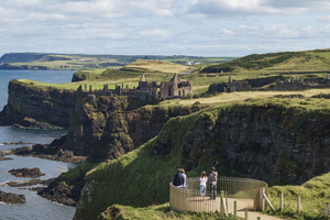 From Belfast: Black Taxi, Titanic & Giant’s Causeway Tour