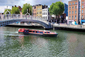 Dublín: paseo en barco por el río con guía y tour a pie por la ciudad