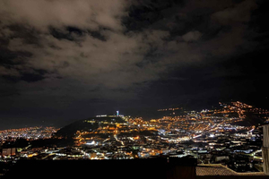 Quito: Rooftop-Bar im historischen Zentrum mit 2 Stunden Gratisdrinks