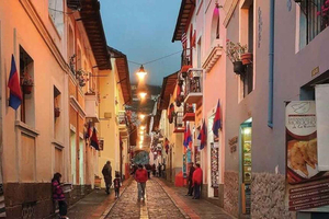 Quito: Nächtliche Tour mit Empanadas, heißer Schokolade und Canelazo