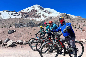 Riobamba: Chimborazo volcano biking & hiking tour with lunch