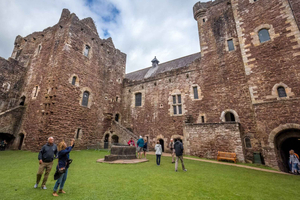 Edinburgh and Outlander by Rail from London 3-Day Tour
