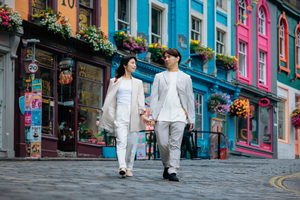 Edinburgh: Photo Shoot with a Private Vacation Photographer