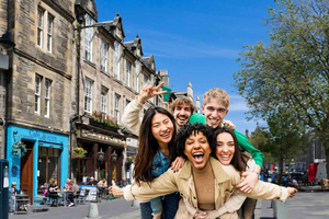 Edinburgh: Royal Mile Walking Tour & Exploration Game