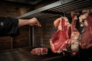 Firenze: Spettacolo dal vivo alla griglia e cena a base di bistecca con vino