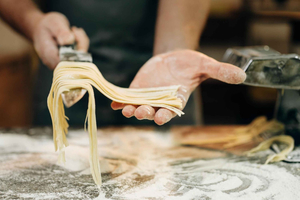 Florence : cours de cuisine toscane avec pâtes faites à la main et vin