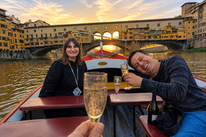 Florence : sortie en bateau au coucher du soleil sur l'Arno avec vin et apéritif