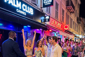 Cannes: esperienza VIP al nightclub con tavolo e shot