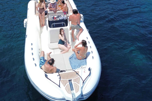 Scoprite le Îles d'Or in una barca privata nuova per 14 persone.