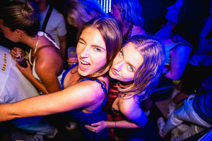 Festbarrunde i Nice med over 10 gratis shots og drikketilbud!