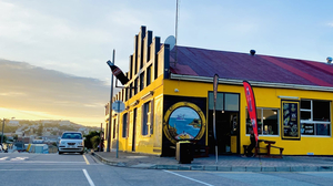 Dolphins Café
