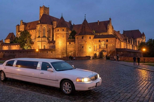 Gdańsk: Malbork Castle Night Tour with Limousine & Wine