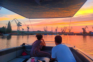 Gdańsk : croisière écologique sur la rivière Motława au coucher du soleil avec prosecco