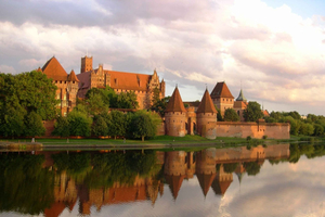 Gdańsk : visite privée du château de Malbork en voiture avec billet coupe-file