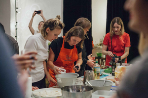 Aula de culinária de pierogi com sopa tradicional