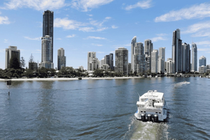 sightseeing-boottocht van de stad naar Surfers Paradise