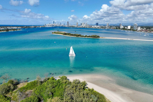 Gold Coast: Catamarano privato e pranzo sull'isola