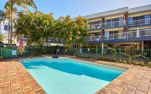 Red Star Palm Beach | Gold Coast Hotel