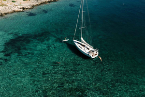 Agios Nikolaos: Golden Hour Sailboat Tour mit Wein & Snacks