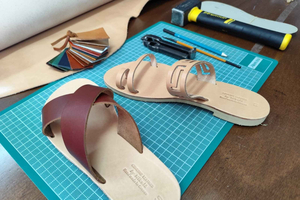 Corfú: taller de confección de sandalias