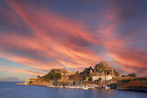Passeio de barco ao pôr do sol em Corfu com DJ ao vivo, bebidas e petiscos
