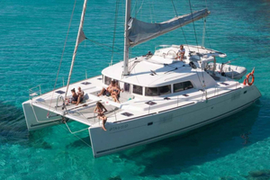 Vanuit Adamas: Catamaran cruise op Milos en Poliegos met lunch