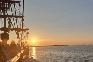 A partir de Kardamena: cruzeiro de 2 horas ao pôr do sol com cocktail