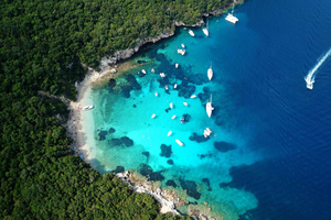 Au départ de Lefkimmi : Sivota, le lagon bleu et une croisière en hors-bord dans une grotte