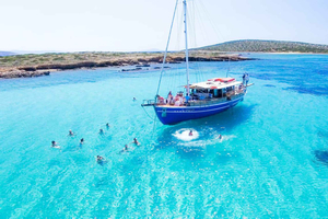 From Paros: Antiparos and Despotiko Full-Day Swim Cruise