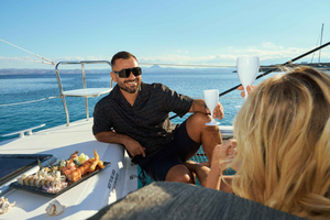 Heraclión: paseo en barco de lujo al atardecer con sushi y barra libre