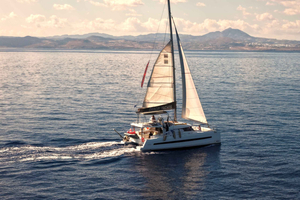 Hersonissos: Luxury Sunset Catamaran Cruise Sushi & Open Bar