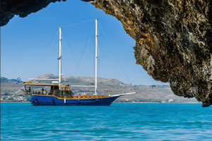 Kefalonia Daily Cruise: White Rocks, Vardiani & Greek Lunch