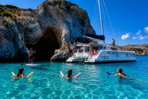 Kolymbia: crociera in catamarano all-inclusive con 2 soste per nuotare