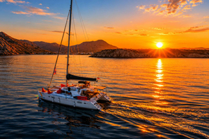 Kolymbia : croisière au coucher du soleil en catamaran avec boissons à volonté