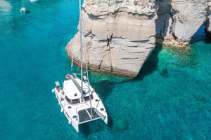 Milos : croisière emblématique en catamaran vers Kleftiko, repas et boissons