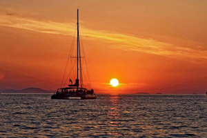Mykonos: Katamaransejltur ved solnedgang med transport