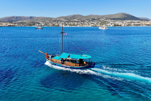 Paros: Bootsfahrt in der Bucht von Naoussa mit Snacks und Schnorcheln