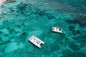Paros: crucero privado en catamarán con comida, bebidas y surf de remo