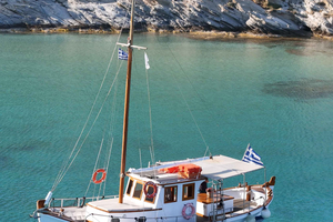 Desde Naoussa: aventura en barco con natación y esnórquel en Paros