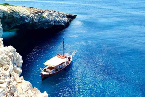 Pounta: A boat trip to the Pirate Cave & Blue Lagoon