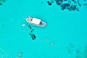 Pounta : excursion en bateau dans le lagon bleu