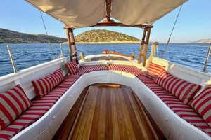 Private Cruise Explore Rina's Cave with Seafood Lunch onboard