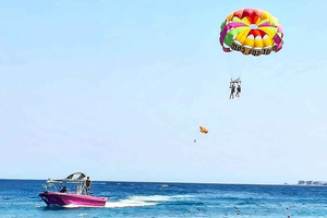 Fra Rhodos: Parasailingeventyr med udsigt over kysten