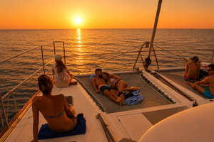 Rhodes : expérience premium tout compris en catamaran au coucher du soleil