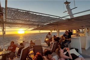 Rodas: Crucero al atardecer con música en directo, vino y buffet griego
